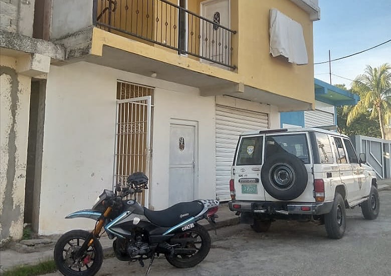 Hallan muerto a hombre de 59 años con heridas de arma blanca en una vivienda