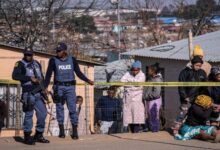 Hombres armados abren fuego contra unas 20 personas en Sudáfrica