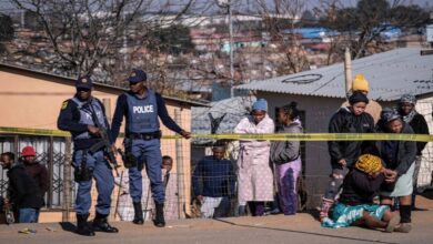 Hombres armados abren fuego contra unas 20 personas en Sudáfrica