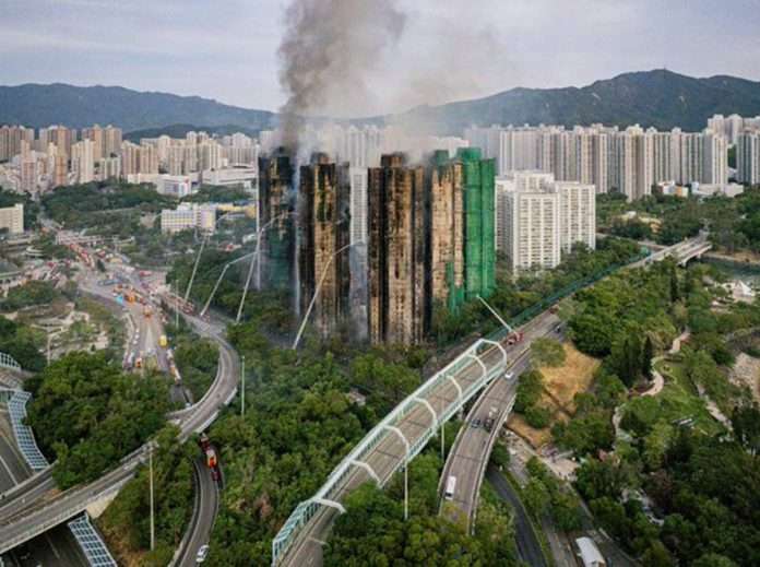 Hong Kong: Sube a 151 el número de fallecidos por el voraz incendio en complejo residencial