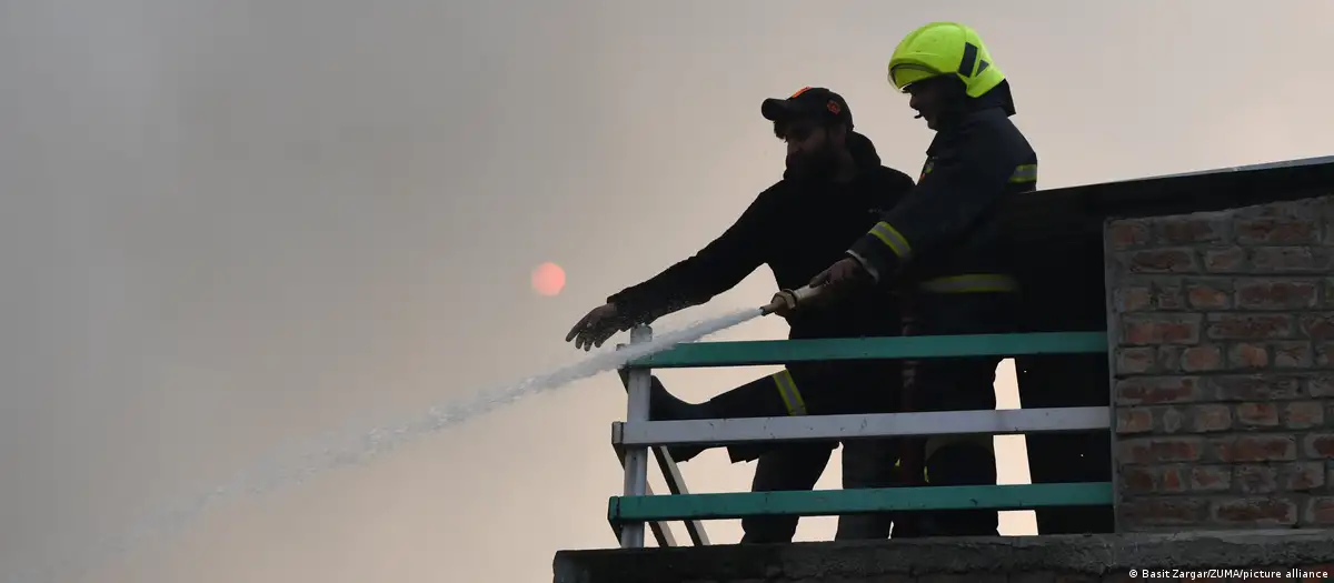Al menos 23 muertos en incendio de un club nocturno en la India
