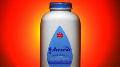 Mujer con cáncer gana demanda de 65,5 millones contra Johnson & Johnson