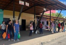 Usuarios de la ruta 42 denuncian que les están cobrando el pasaje en Bs. 100