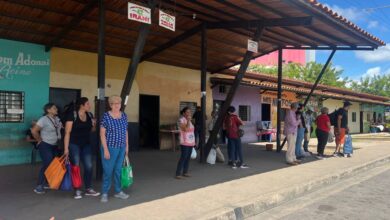 Usuarios de la ruta 42 denuncian que les están cobrando el pasaje en Bs. 100