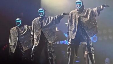 Robots humanoides impresionan en el escenario con coreografía sincronizada