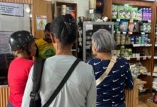 Maturineses desafían los altos costos para rescatar la tradición de la torta negra