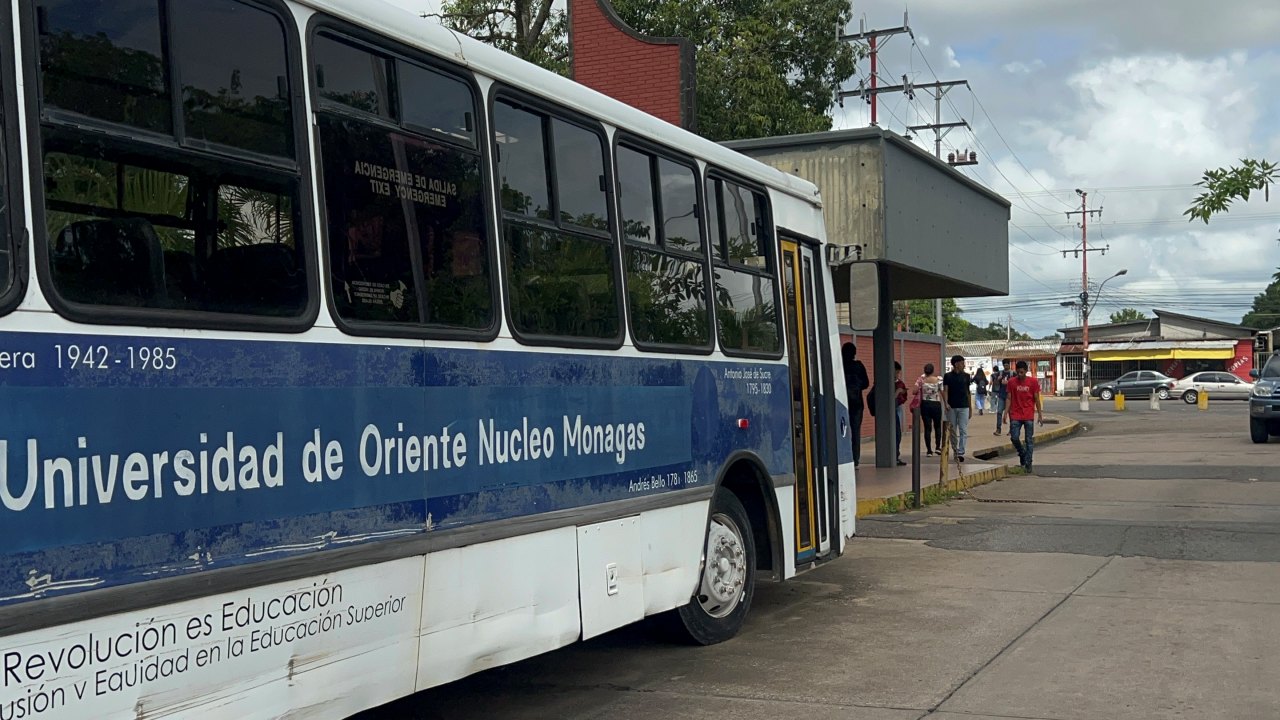 Estudiantes de la UDO claman por la asignación de combustible para el transporte estudiantil