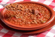 Un hombre al borde de la muerte tras comer lentejas en exceso