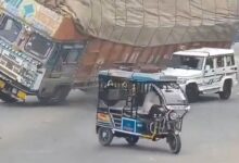 Un hombre muere aplastado por la carga de un camión que volcó sobre su camioneta