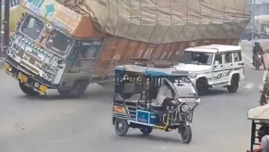 Un hombre muere aplastado por la carga de un camión que volcó sobre su camioneta