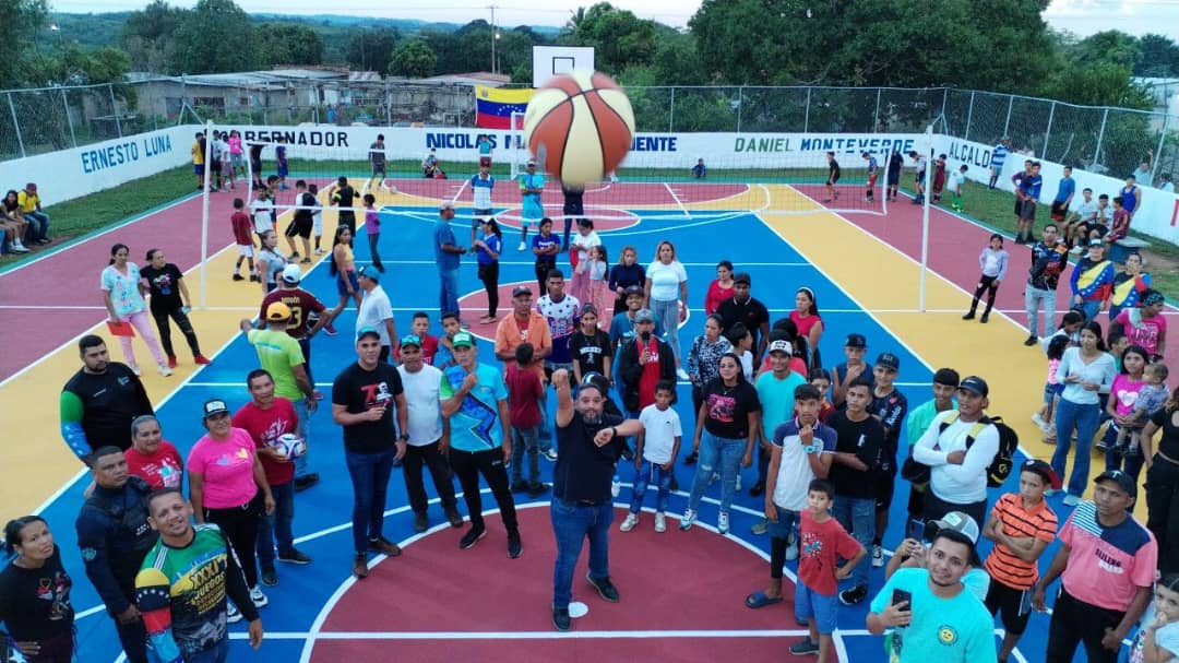 Entregan dos canchas deportivas restauradas por proyecto juvenil en Cedeño