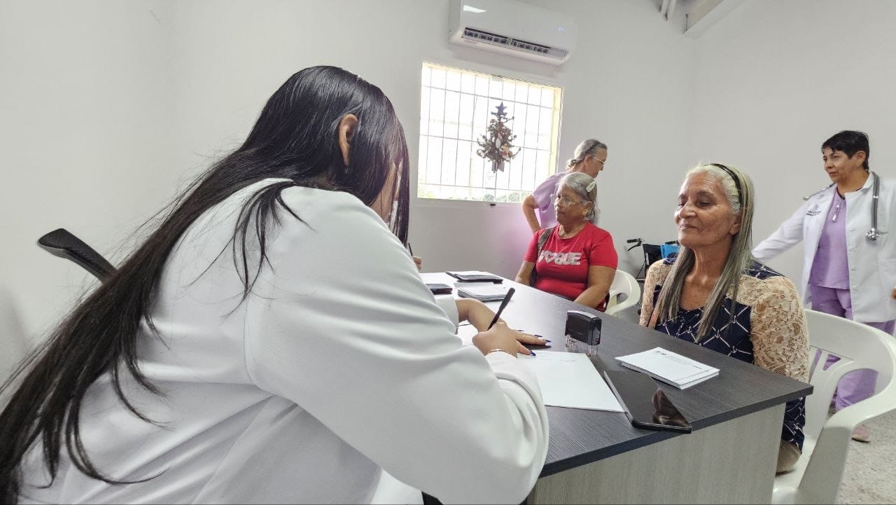Atienden con jornada médica integral a adultos mayores en La Gran Victoria
