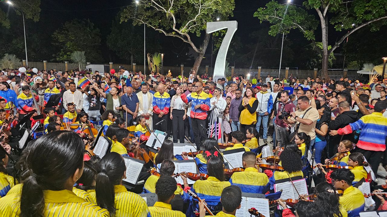 Maturín celebra con la reinauguración de la Plaza 7 de Diciembre, develando una escultura que rememora la cultura del municipio.