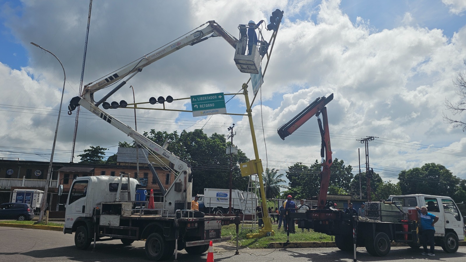 Reparan semáforo en la intersección Libertador-Orinoco de Maturín