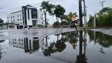 Por el lugar circulan muchos vehículos y que la acumulación de agua durante tanto tiempo está generando el rompimiento de la capa asfáltica