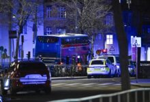 Atropello masivo en Alemania deja tres heridos tras choque en una parada de bus