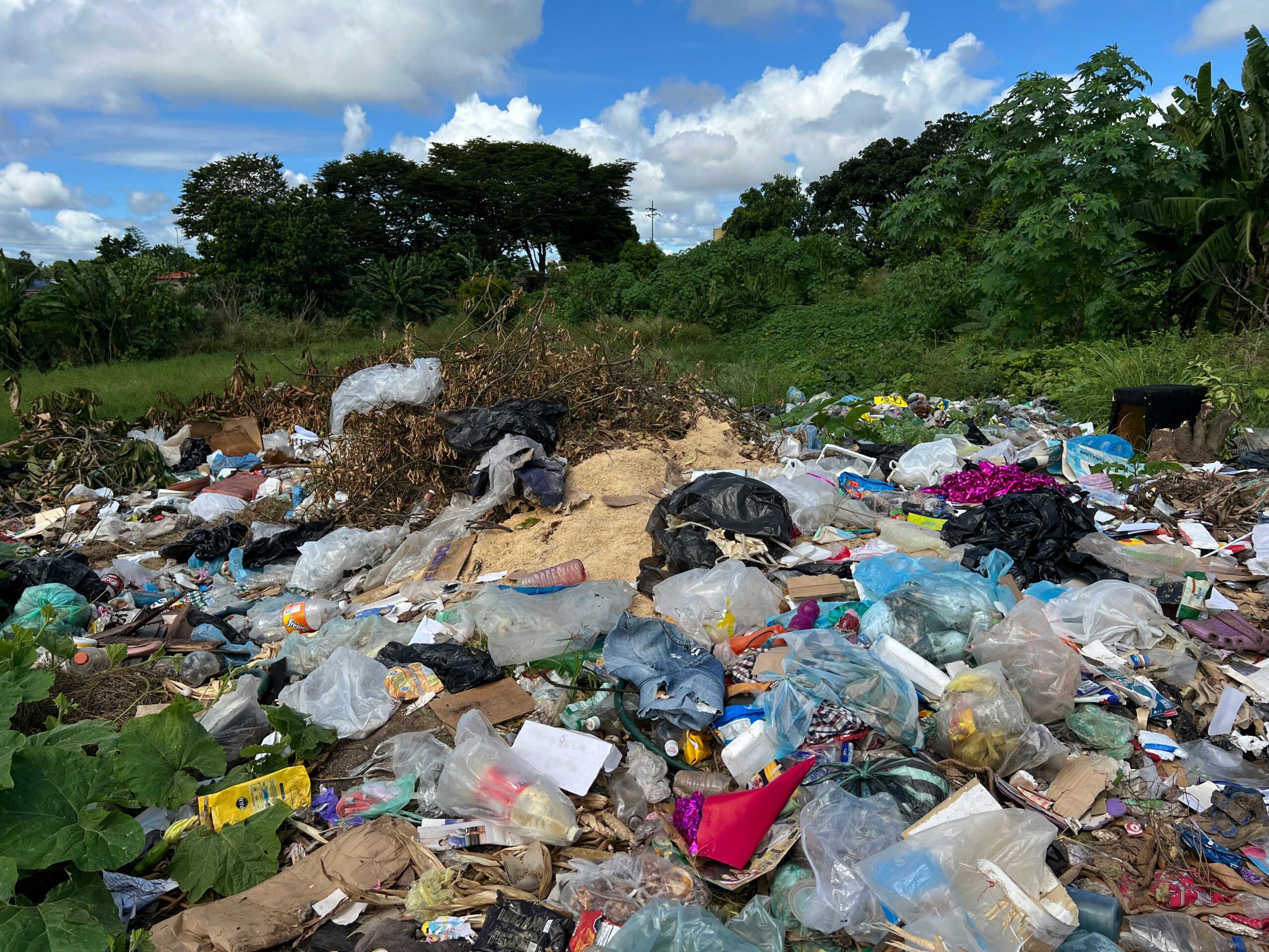 Basura y maleza generan riesgo sanitario en el maternal y Casa Alimentación de Alí Primera