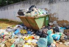 Vecinos de La Cruz denuncian colapso del contenedor de basura por irrespeto de horarios.
