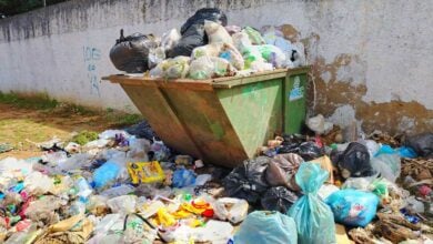 Vecinos de La Cruz denuncian colapso del contenedor de basura por irrespeto de horarios.