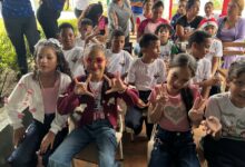 Alrededor de 30 niños con discapacidad auditiva reciben regalos navideños