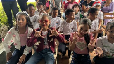 Alrededor de 30 niños con discapacidad auditiva reciben regalos navideños