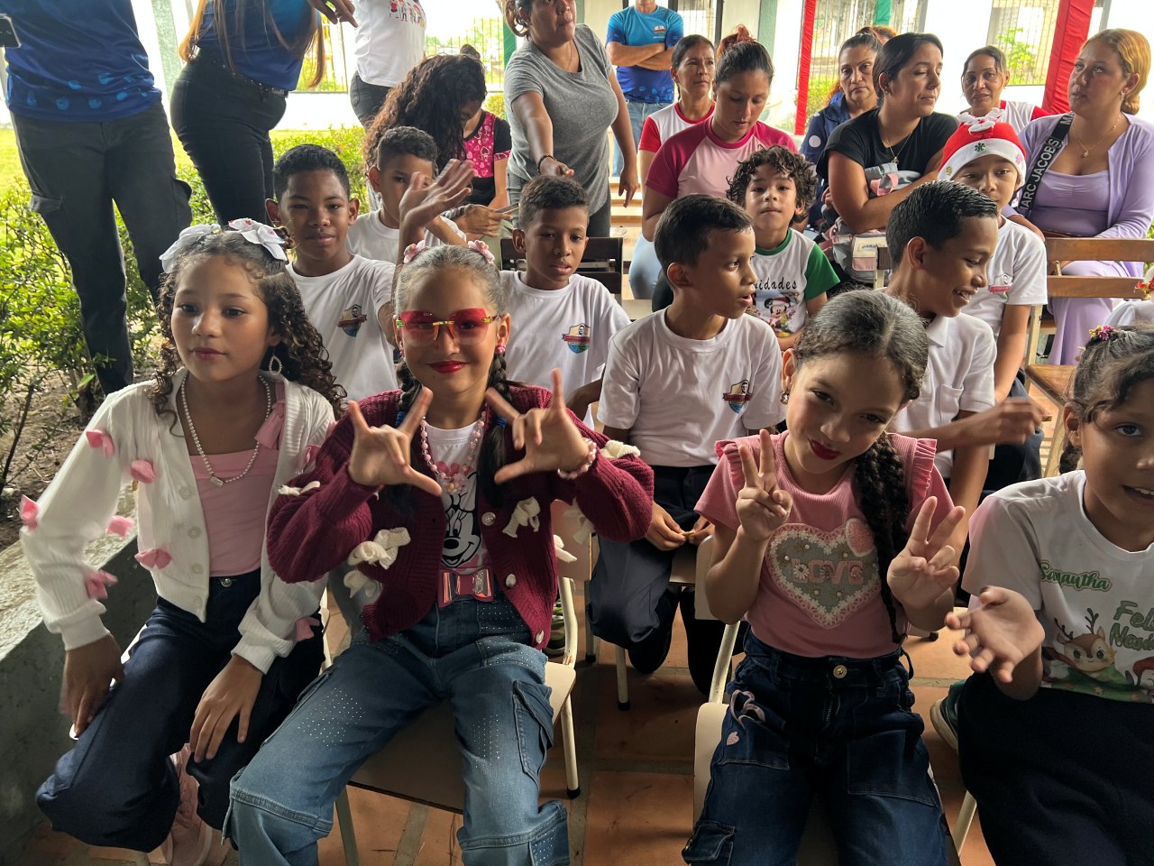 Alrededor de 30 niños con discapacidad auditiva reciben regalos navideños