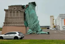 Vientos intensos derriban réplica de la Estatua de la Libertad en Brasil
