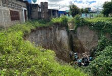 Familias en riesgo en Los Cortijos vuelven a pedir reubicación por socavamiento de terreno