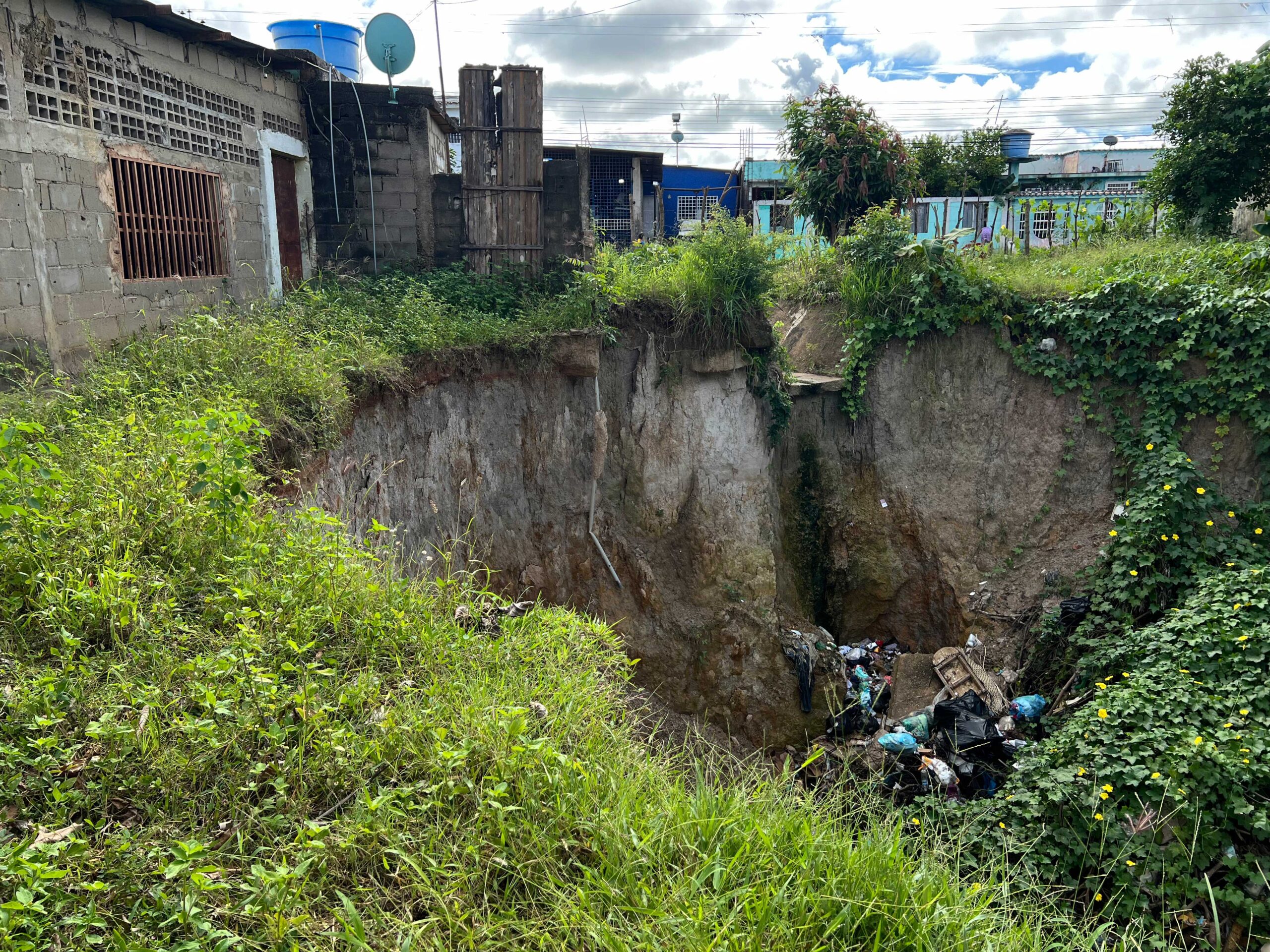 Familias en riesgo en Los Cortijos vuelven a pedir reubicación por socavamiento de terreno