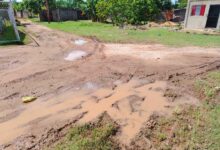 Los vecinos del sector La Orquídea denunciaron llevar más dos décadas sin asfaltado.