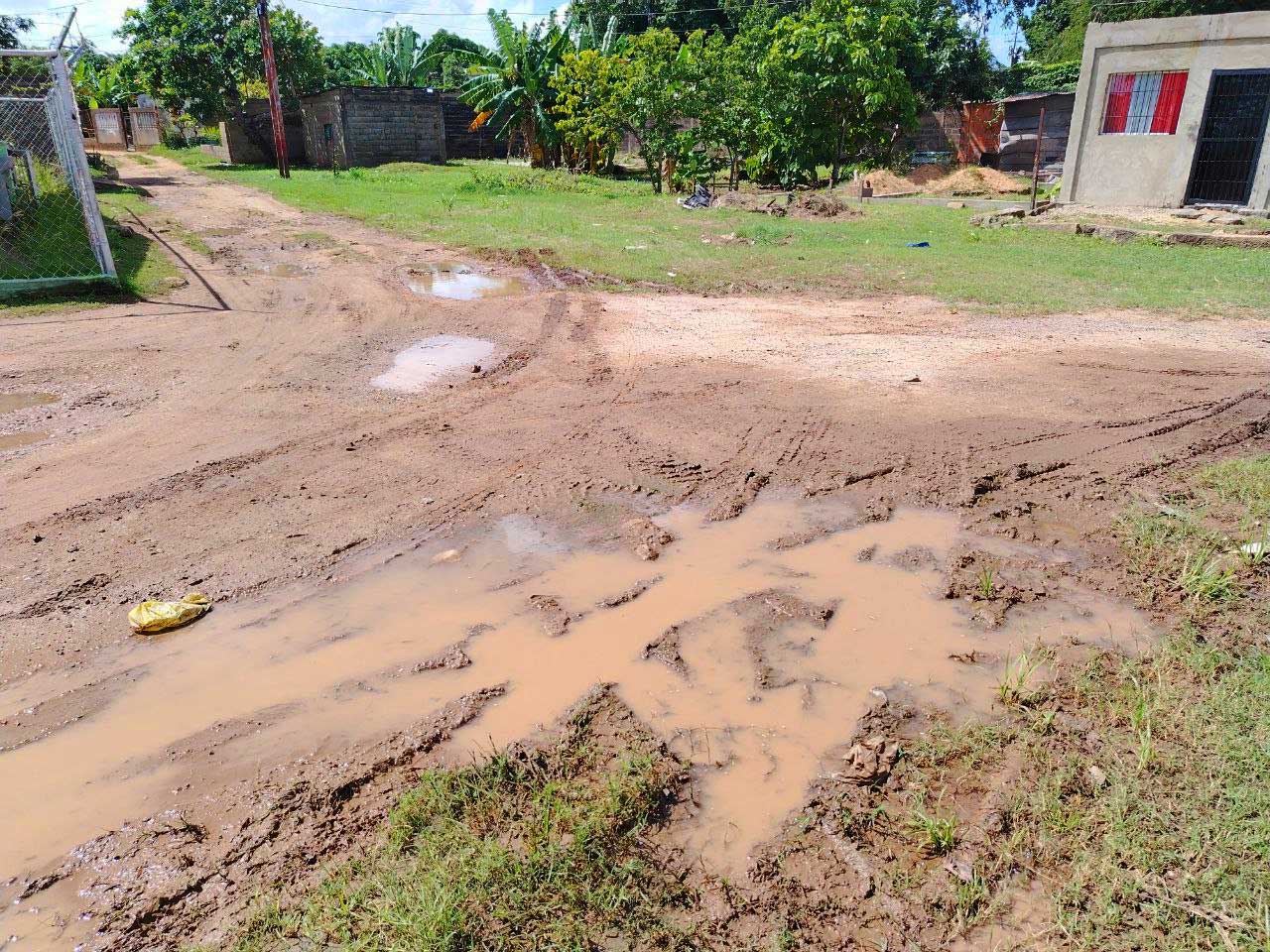 Los vecinos del sector La Orquídea denunciaron llevar más dos décadas sin asfaltado.