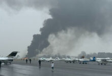Un avión se estrella y se incendia en un aeropuerto de Estados Unidos (video)