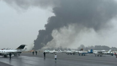 Un avión se estrella y se incendia en un aeropuerto de Estados Unidos (video)