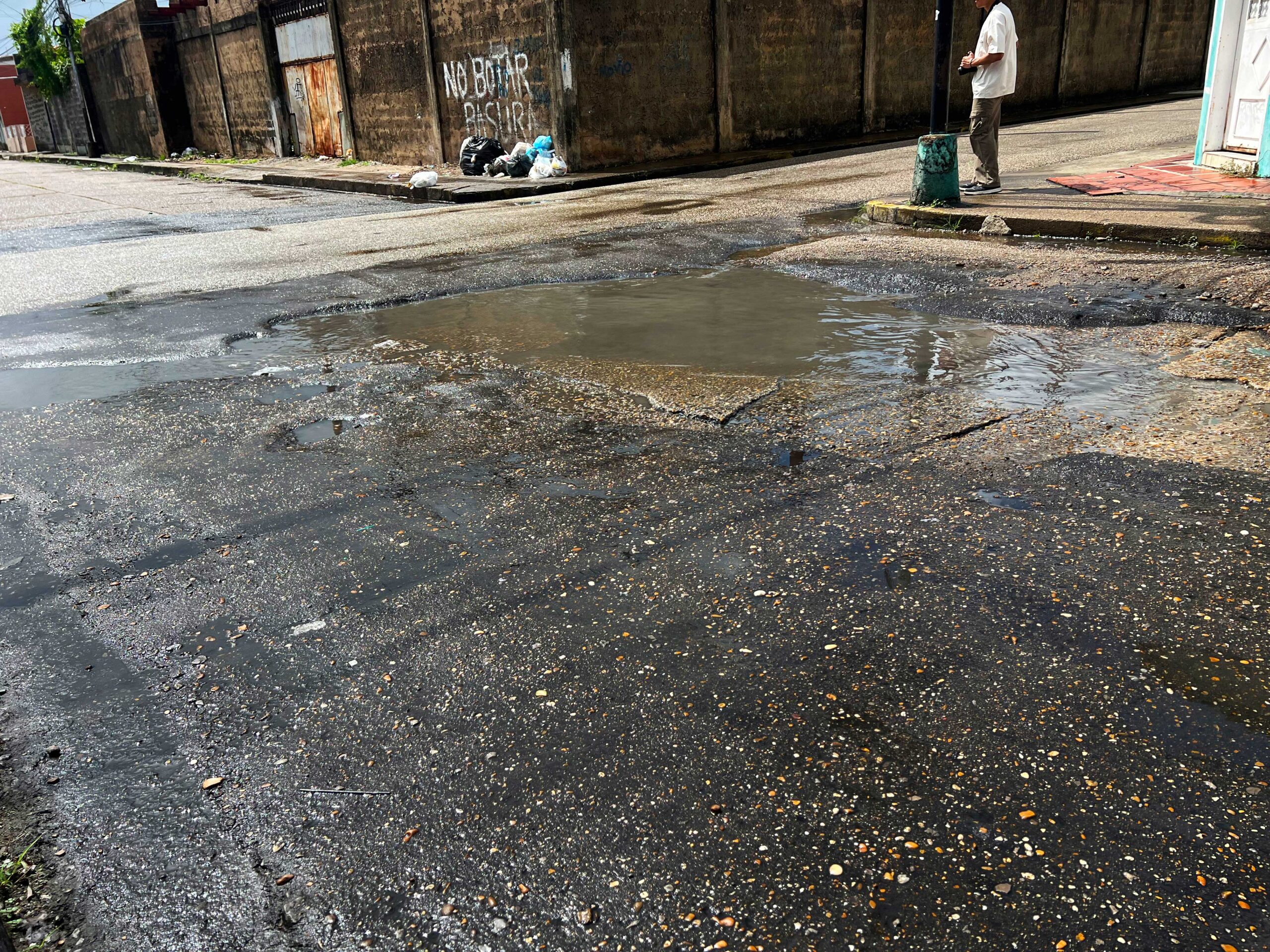 Reportan mega hueco en la calle Mariño de Maturín