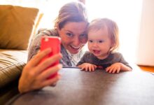 Compartir fotos de sus hijos en redes sociales alimenta el peligro, advierten expertos