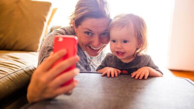 Compartir fotos de sus hijos en redes sociales alimenta el peligro, advierten expertos