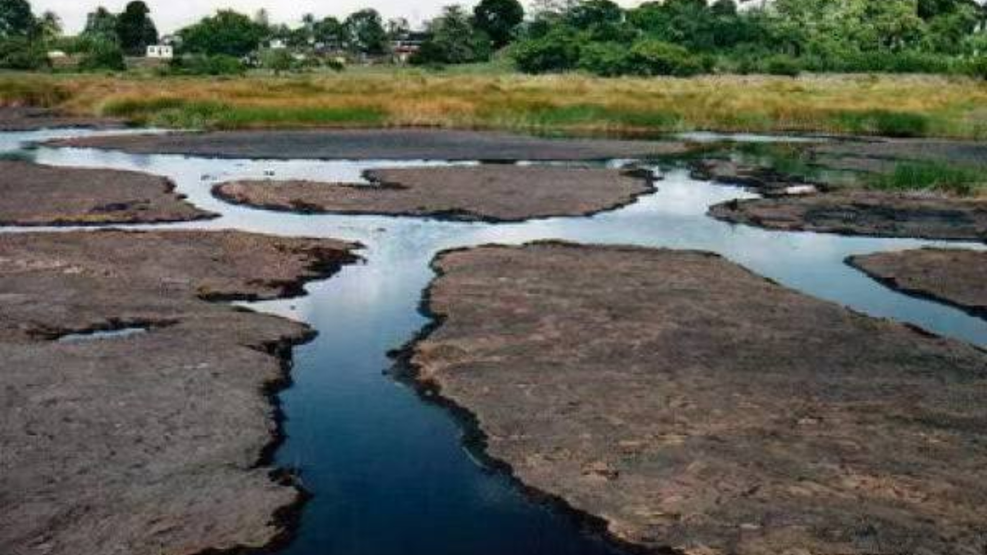 Presidente Maduro firma decreto para inversión en el Lago de Asfalto de Sucre