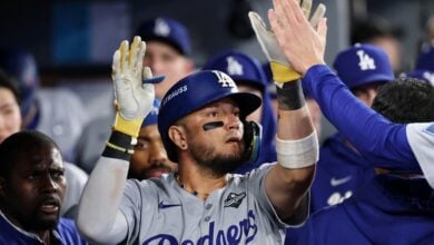 MLB: Los Dodgers firman al venezolano Miguel Rojas por $5.5 millones para 2026