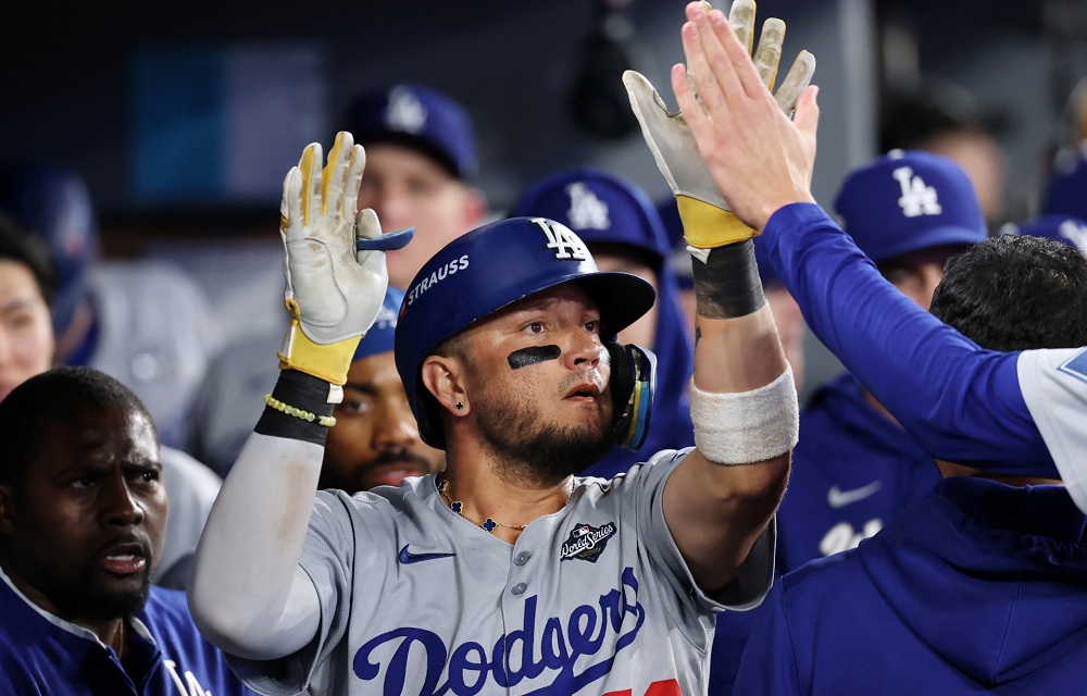 MLB: Los Dodgers firman al venezolano Miguel Rojas por $5.5 millones para 2026