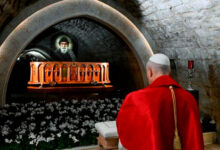 León XIV visita la tumba de san Charbel y reza por la paz en Líbano