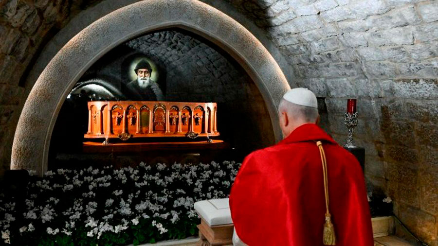 León XIV visita la tumba de san Charbel y reza por la paz en Líbano