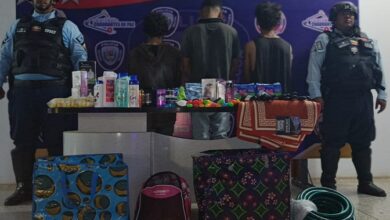 Capturan in fraganti a tres sujetos robando en un local comercial de Falcón