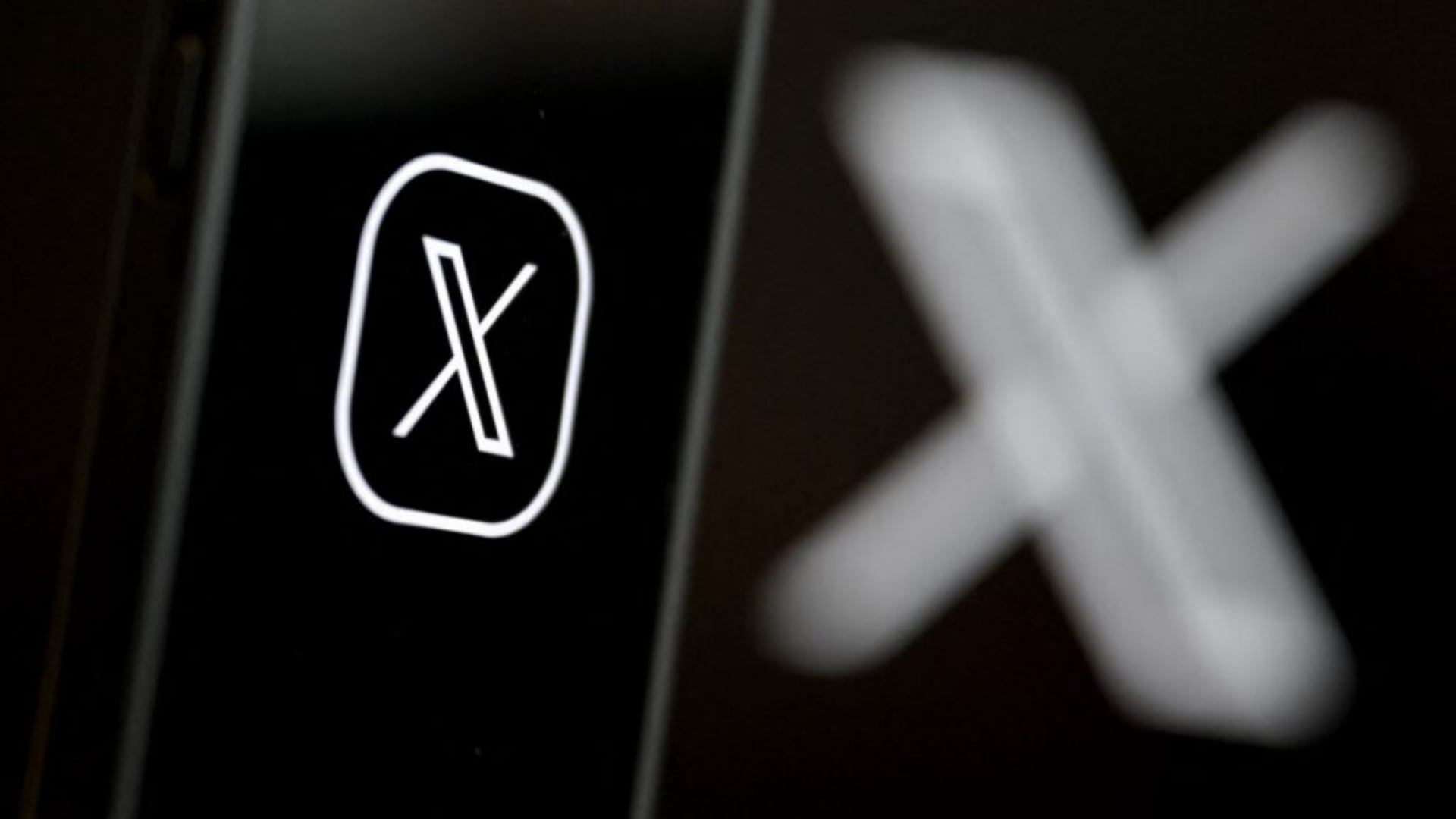 X multada en Europa por el diseño engañoso de su marca azul