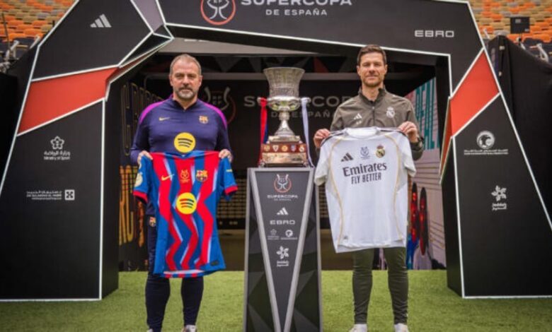 Flick y Xabi posan con el trofeo antes de la final de la Supercopa