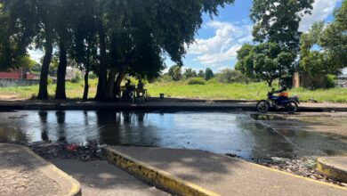 Desborde de aguas negras frente al Terminal perjudica a los usuarios y conductores