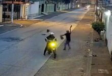 Hombre frustra robo en Ecuador al defenderse con un machete