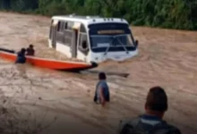 Río arrastra unidad de transporte público en Apure tras fuertes lluvias