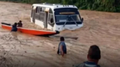 Río arrastra unidad de transporte público en Apure tras fuertes lluvias