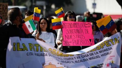 Reportan concentración en la Embajada de Venezuela en México en respaldo al Presidente Maduro