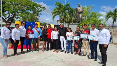 Rinden homenaje a docentes en el municipio Libertador